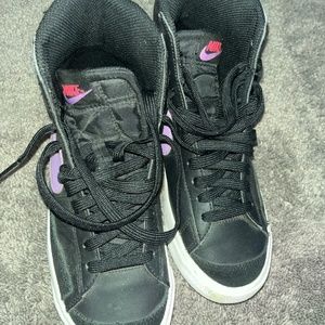 black and purple nike sneakers